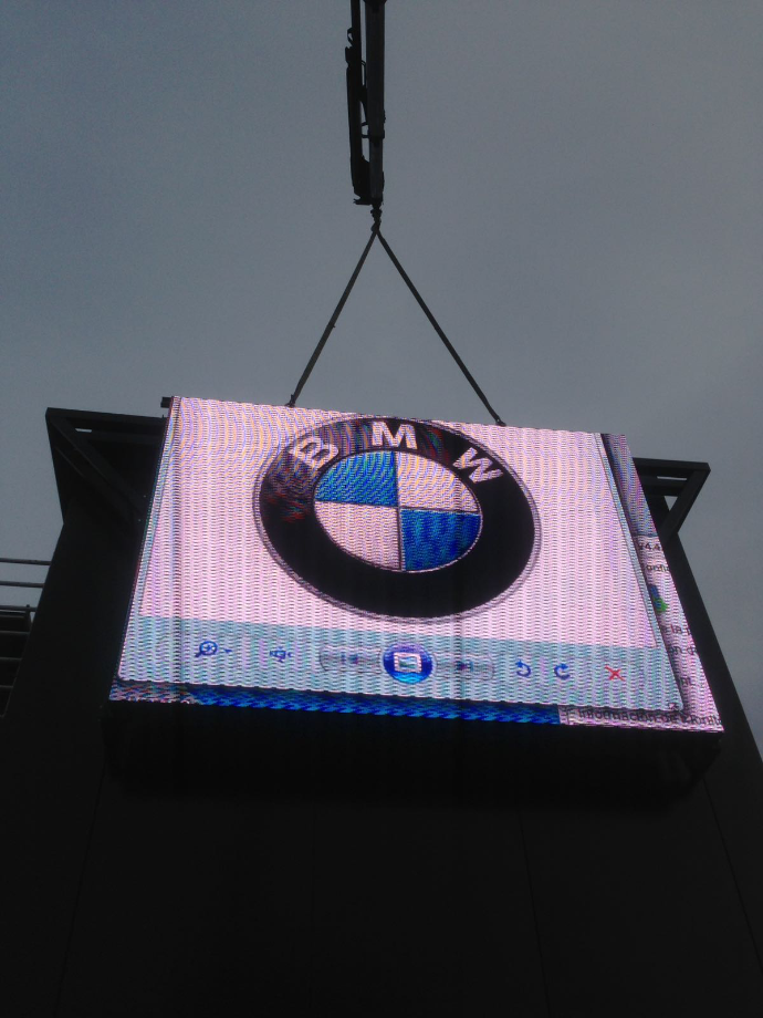 Pantalla LED corporativa instalada en un espacio BMW