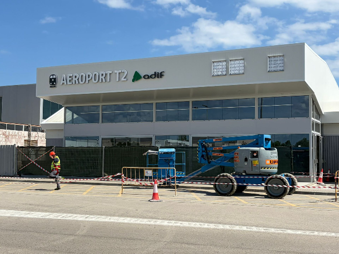 Rotulación de fachada en un edificio aeroportuario