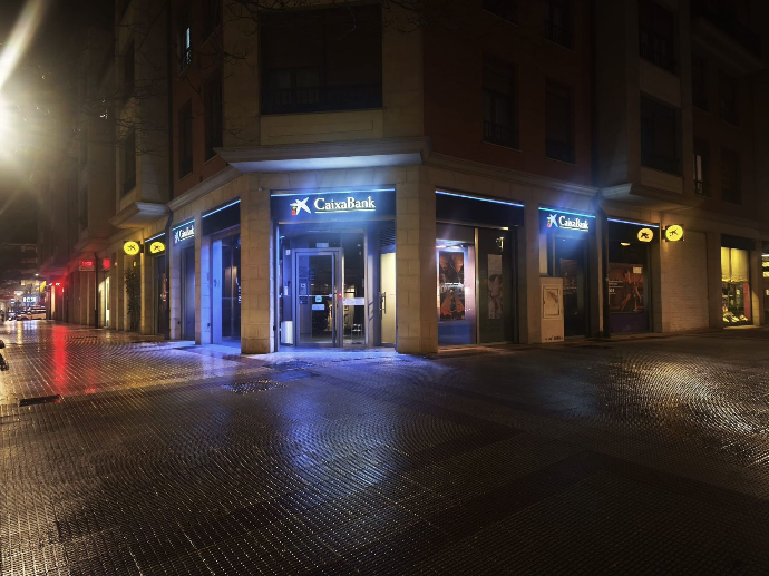 Rotulación luminosa instalada en una oficina CaixaBank