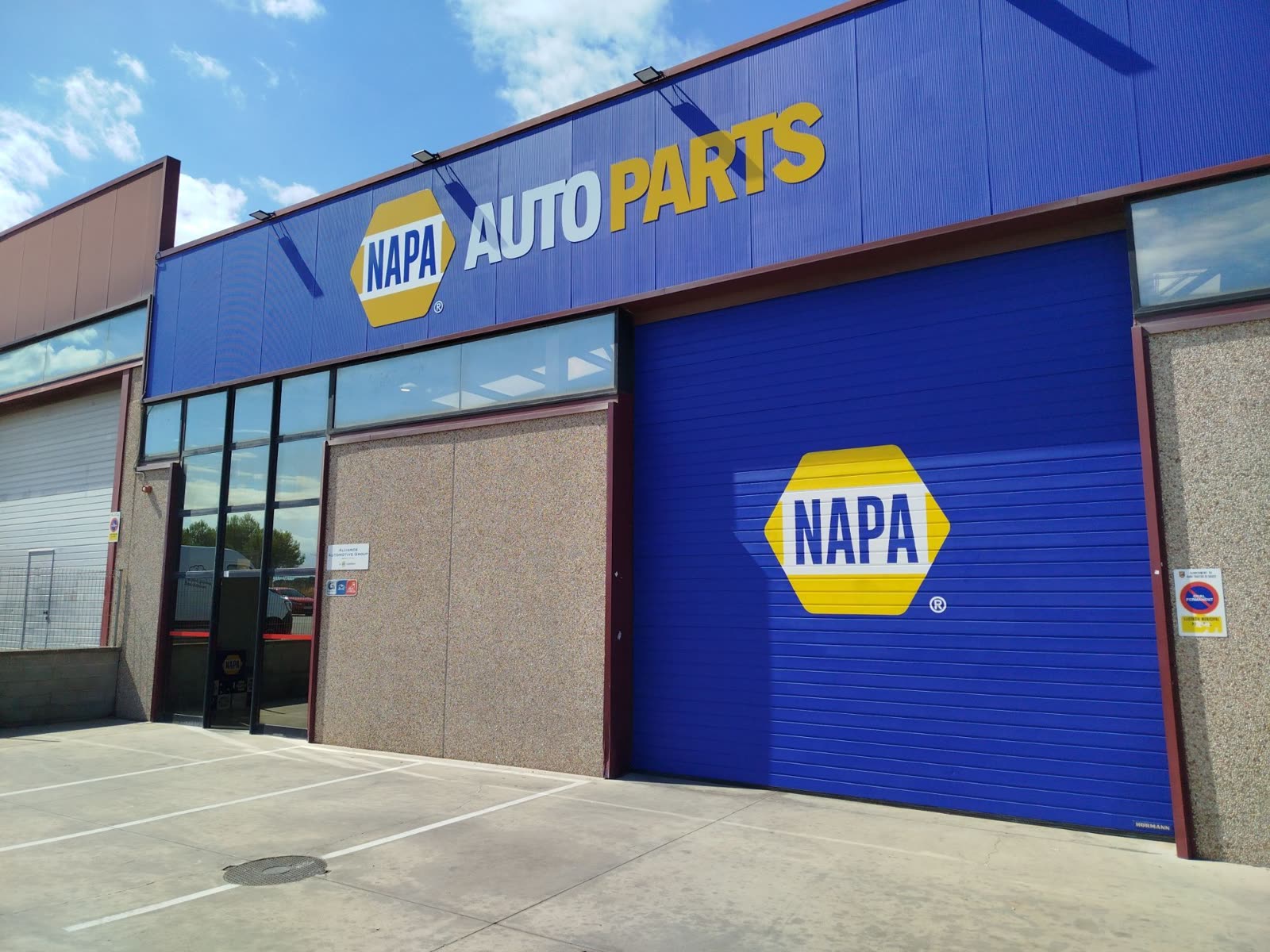 Fachada NAPA Autoparts terminada montada por Grupo Cibrica
