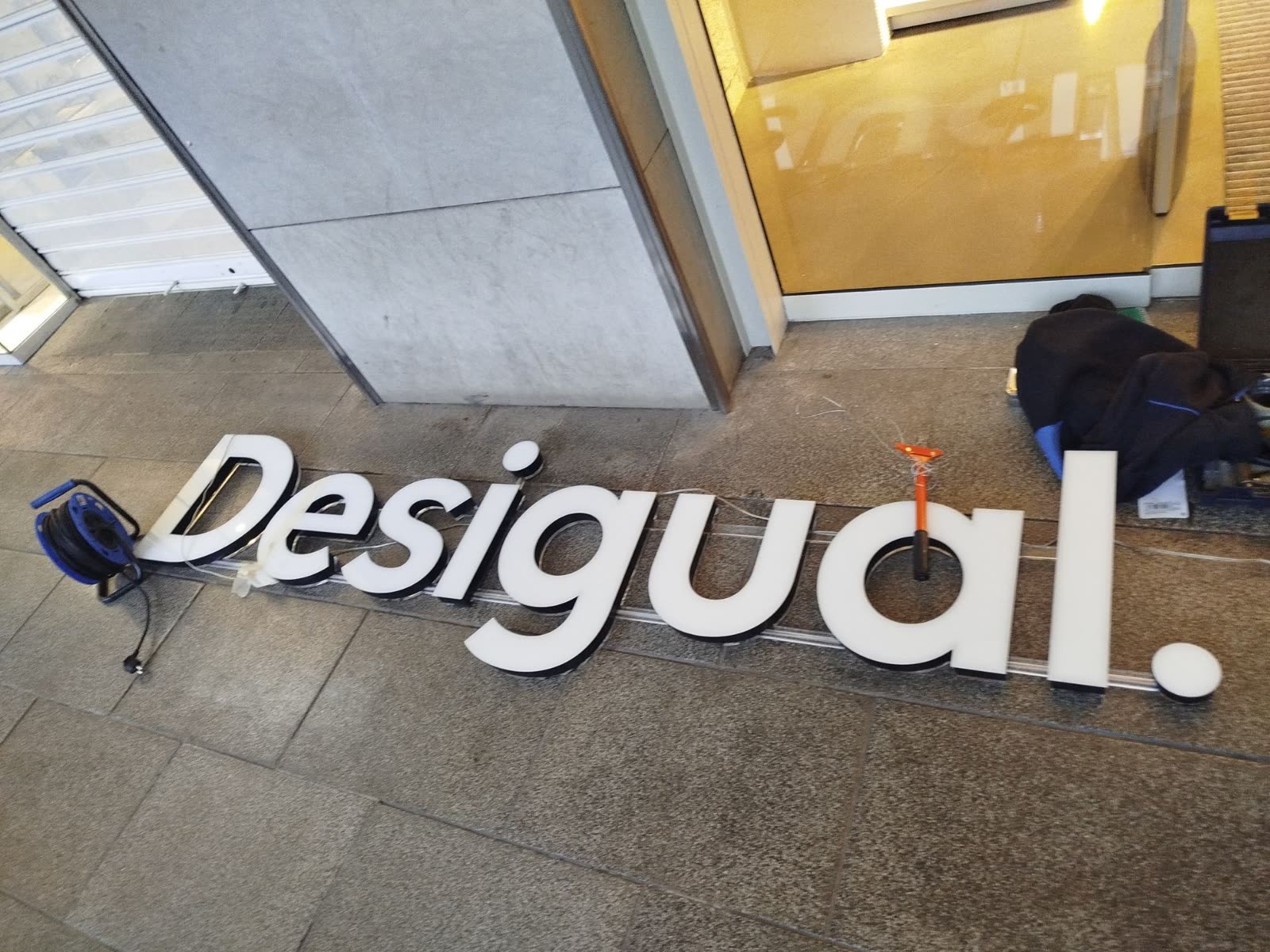 Letras corpóreas Desigual preparadas antes del montaje