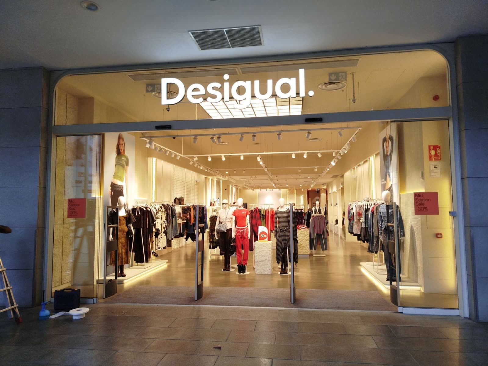 Tienda Desigual con las letras corpóreas montadas