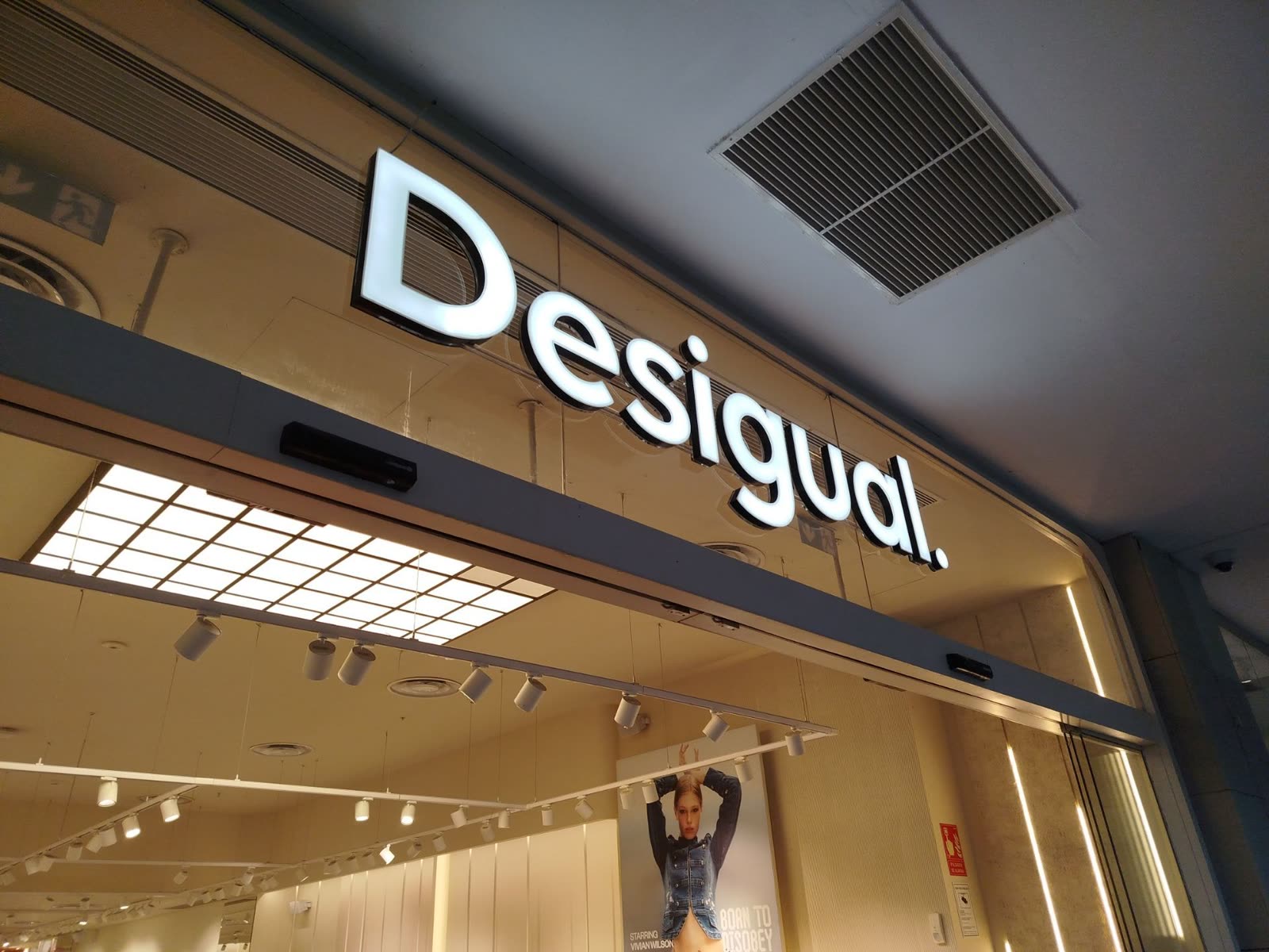 Letras corpóreas iluminadas Desigual montadas por Grupo Cibrica