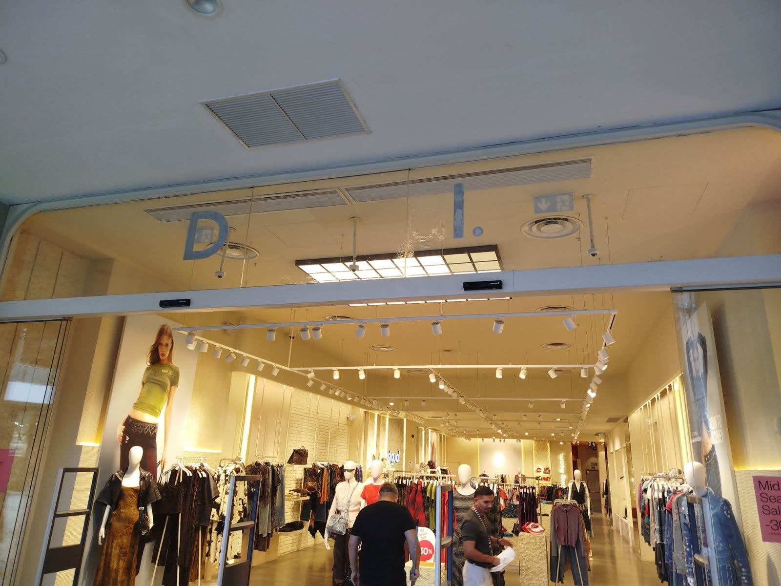 Montaje de letras en tienda Desigual en proceso