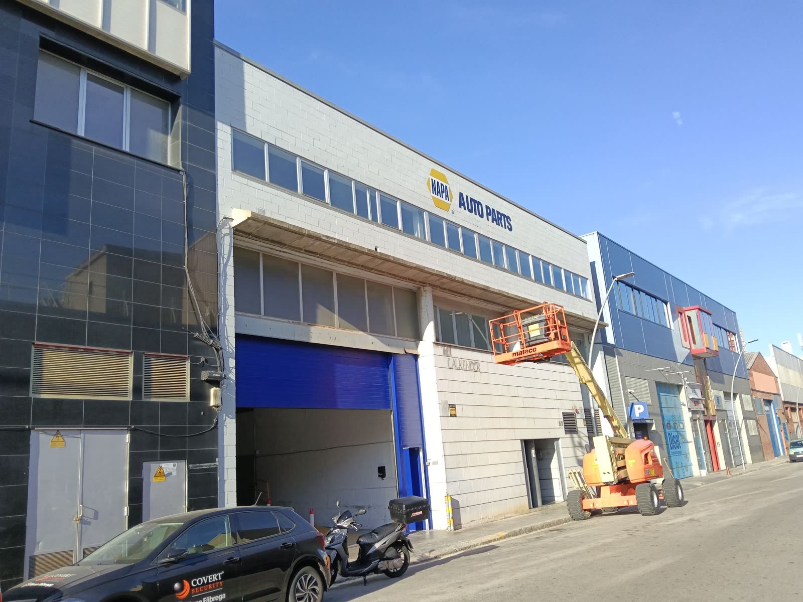 Montaje del rótulo NAPA Autoparts desde la calle