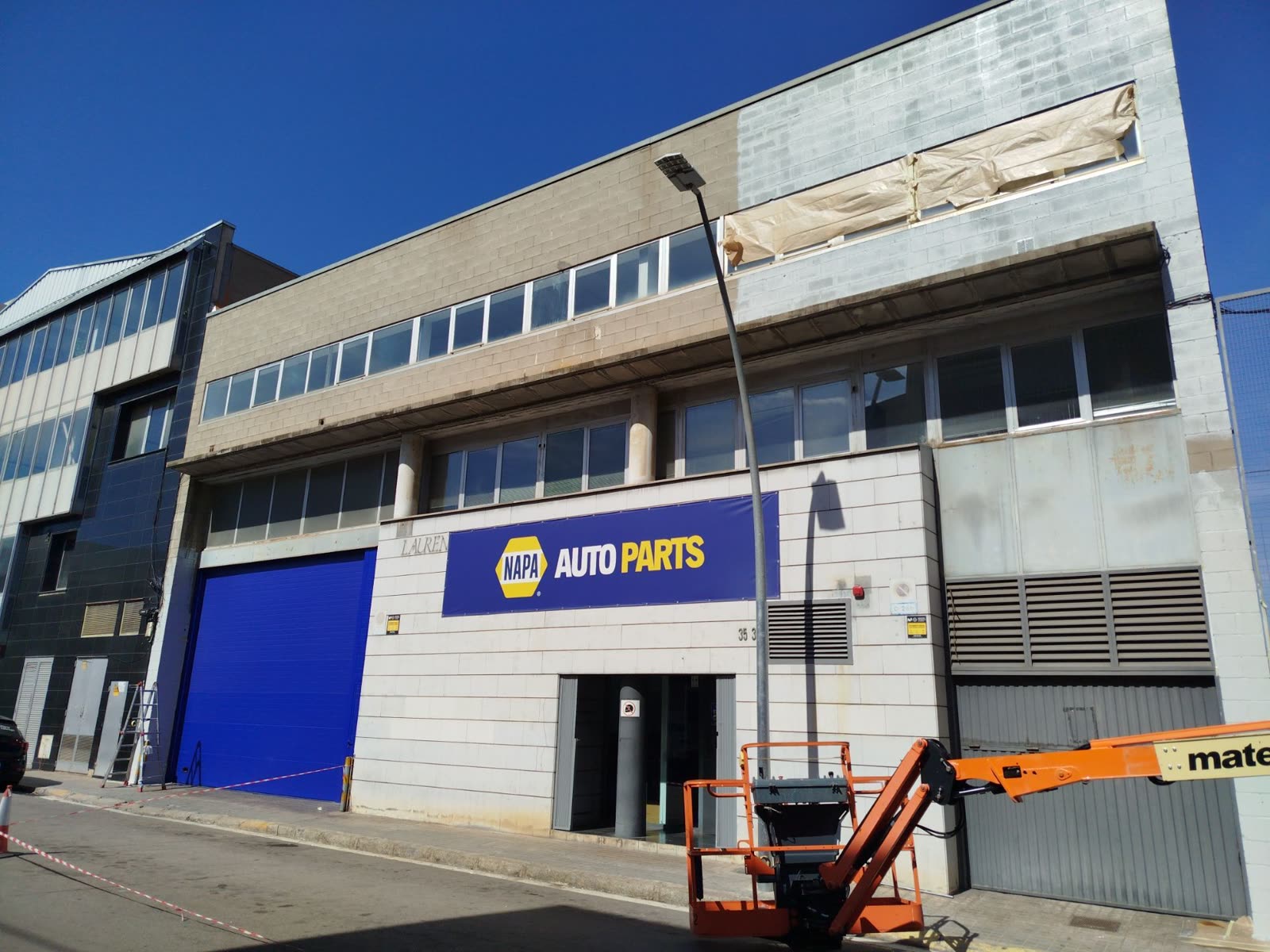 Montaje del rótulo NAPA Autoparts con plataforma elevadora