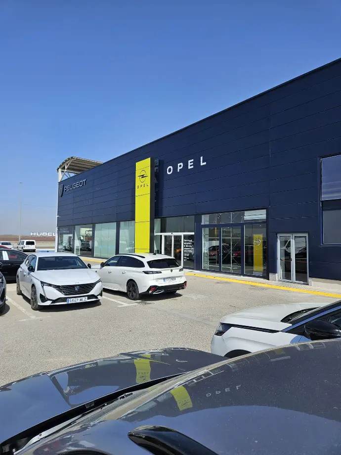 Fachada de concesionario Opel con la nueva imagen