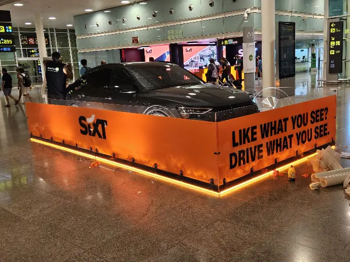 Stand Sixt en aeropuerto con rotulación e iluminación LED
