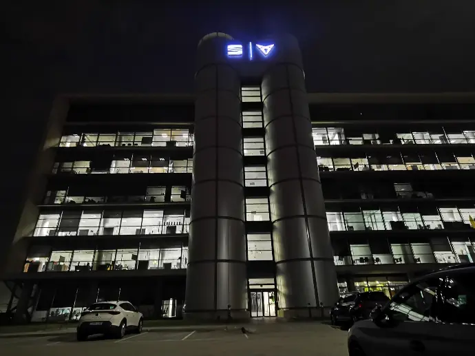Iluminación instalada en la fachada de un edificio corporativo
