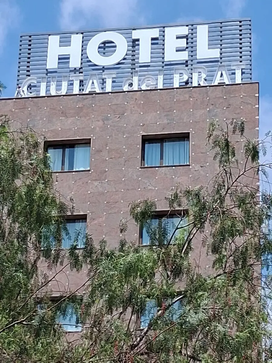 Montaje de letras corpóreas en la coronación del Hotel Ciutat del Prat