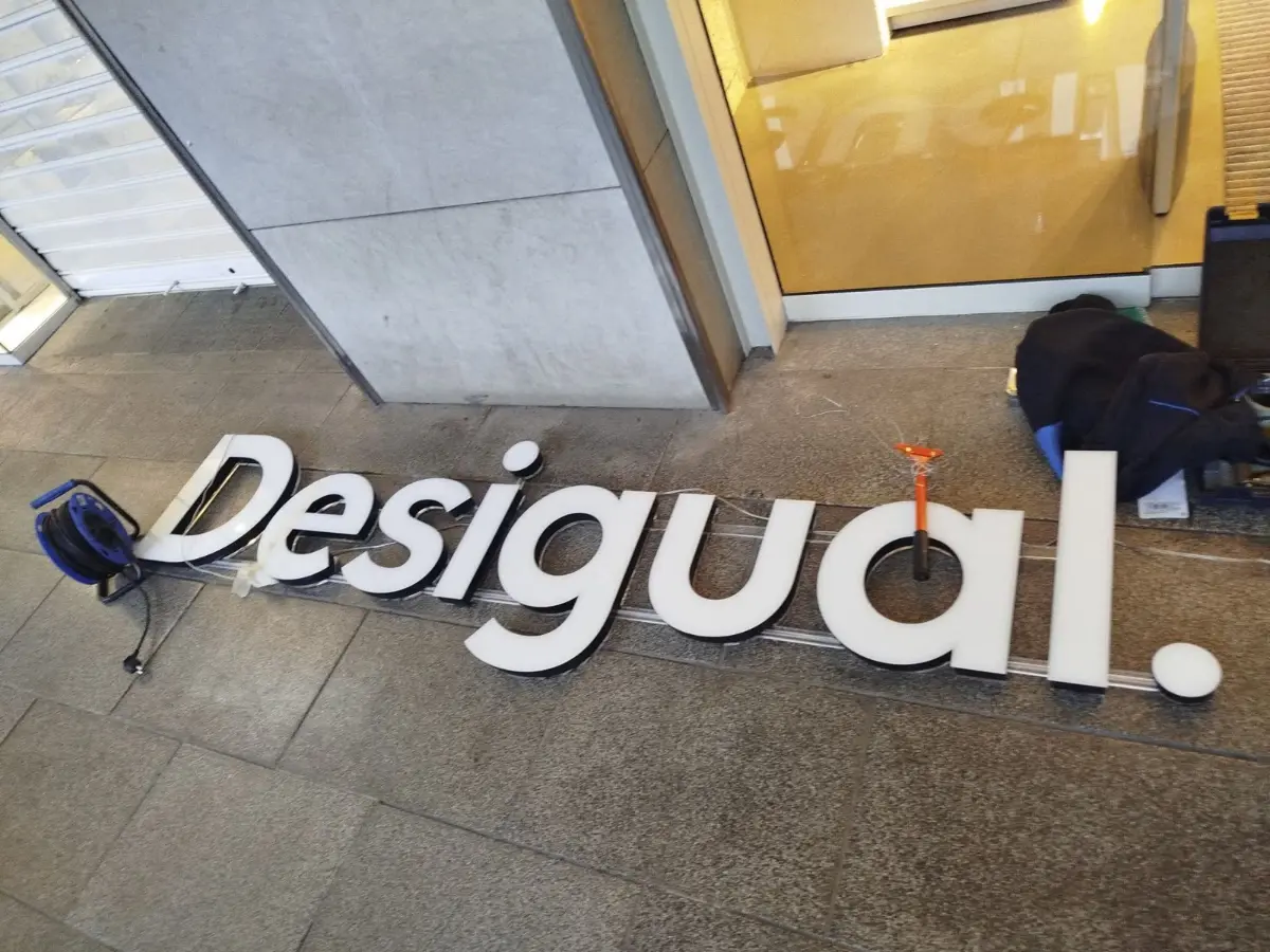 Letras corpóreas Desigual preparadas antes del montaje