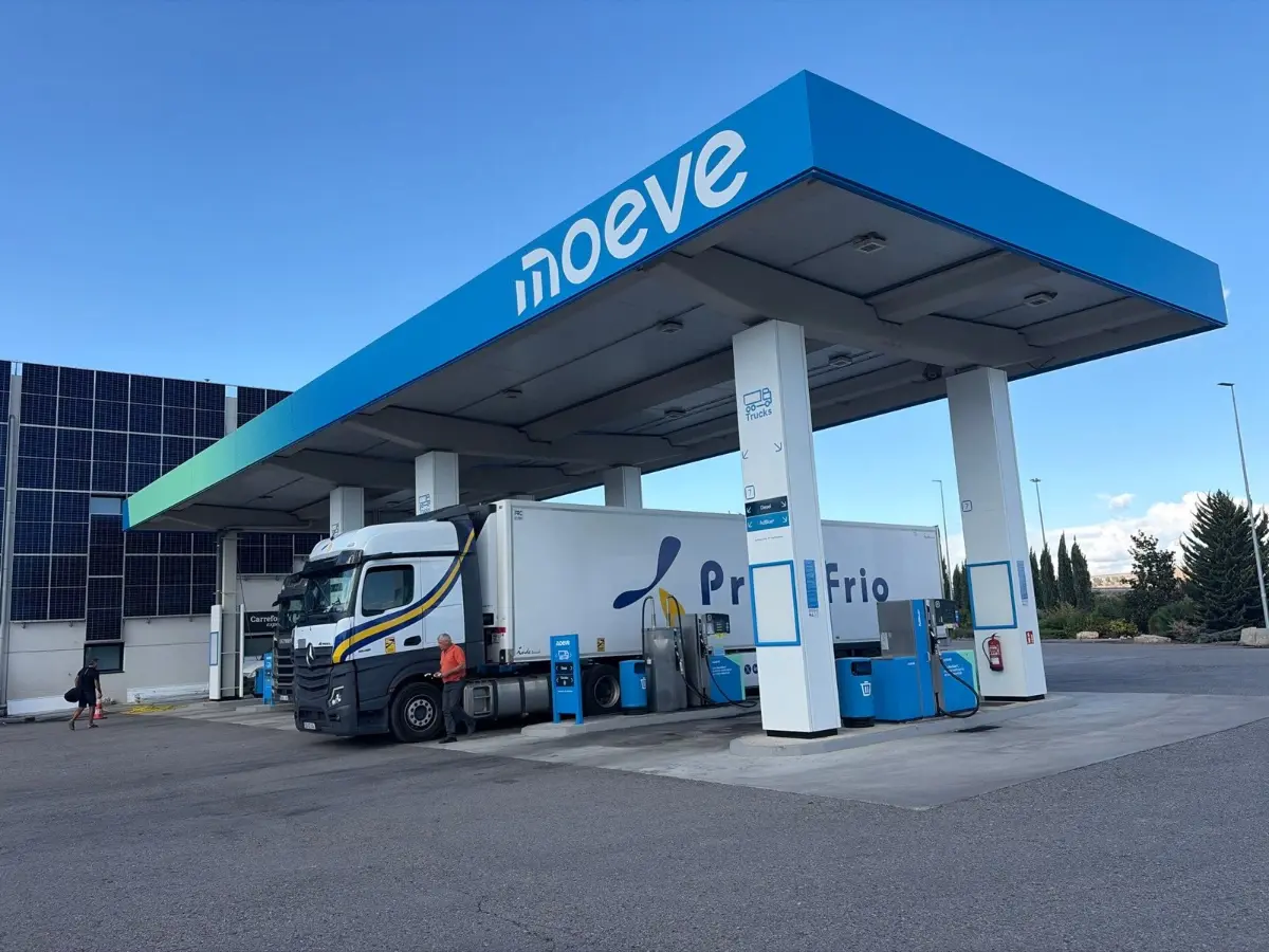Marquesina Moeve en estación de servicio para camiones