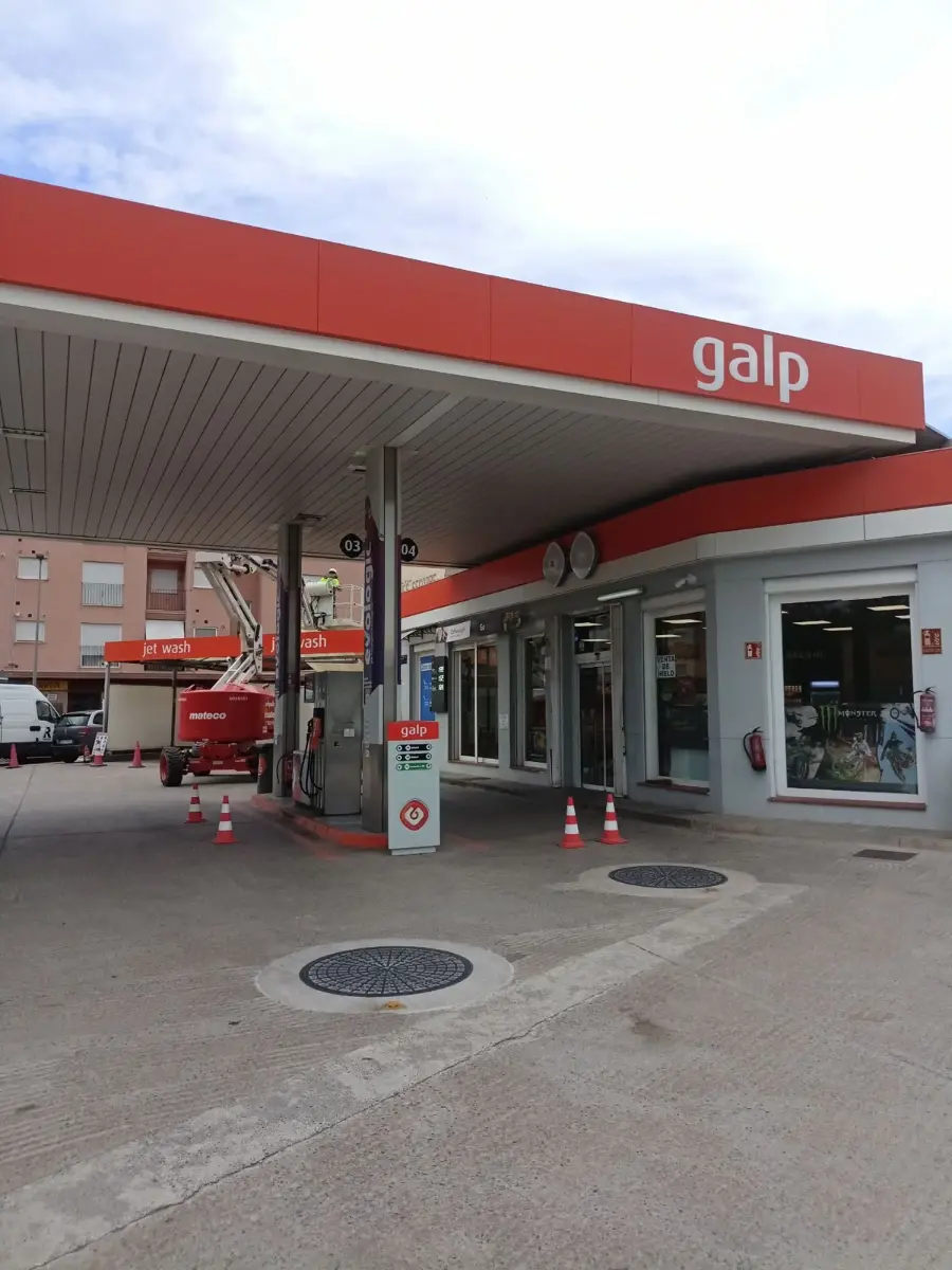Montaje de imagen corporativa Galp en marquesina