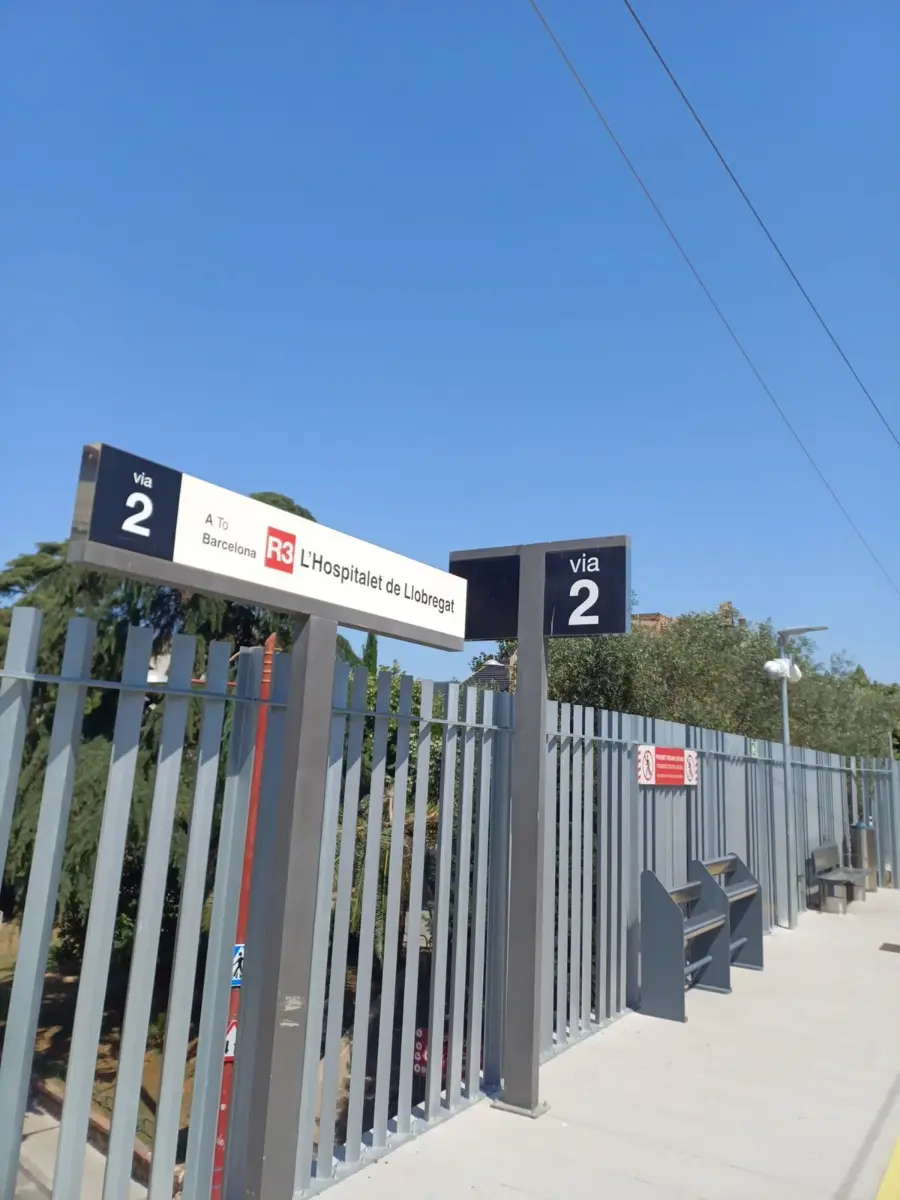 Señalética de vía en andén de la estación de L'Hospitalet