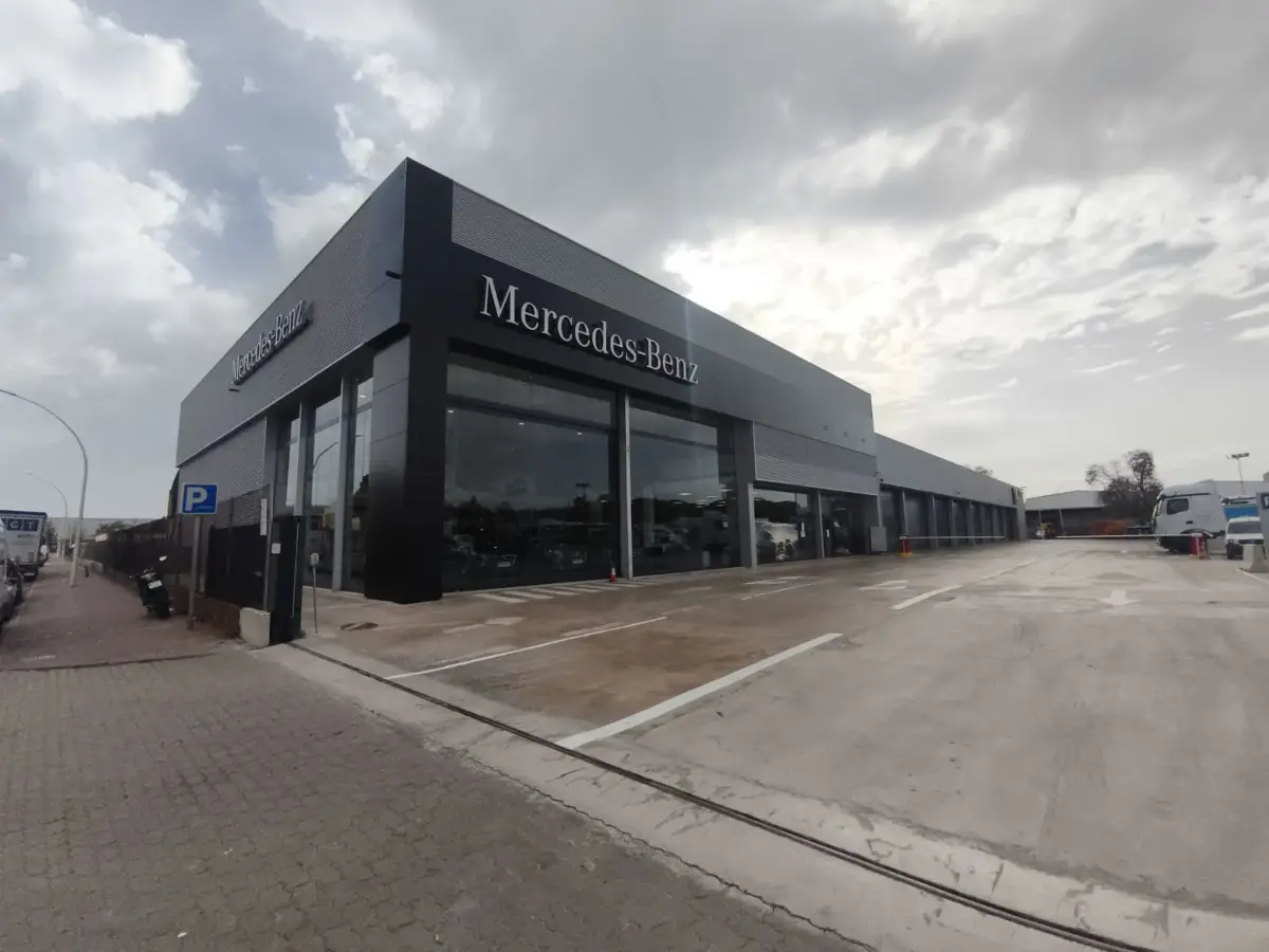 Letras corpóreas Mercedes-Benz montadas sobre fachada de composite en un concesionario