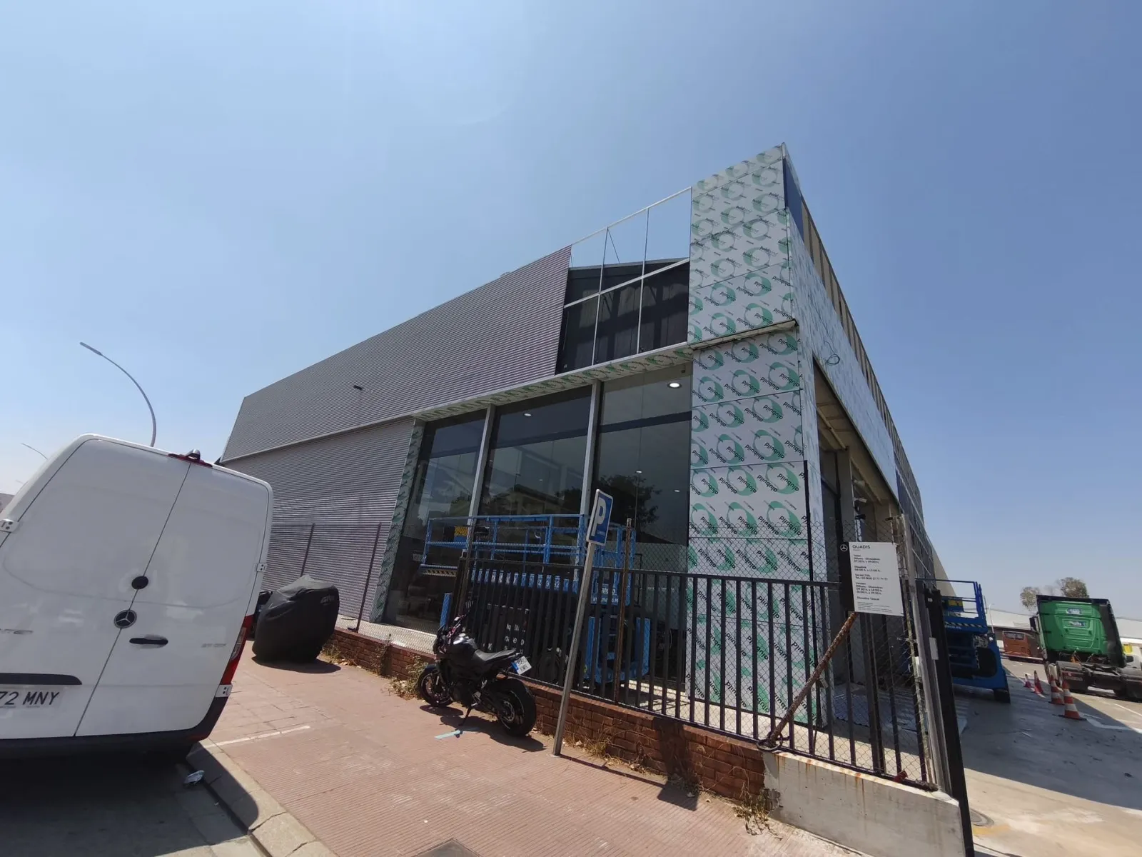 Fachada de composite terminada en un edificio comercial