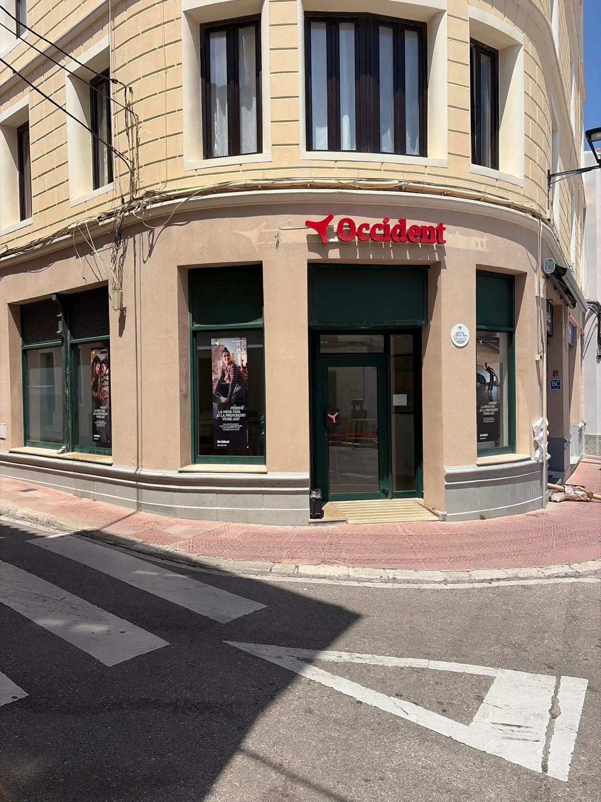 Acceso de oficina Occident con rotulación