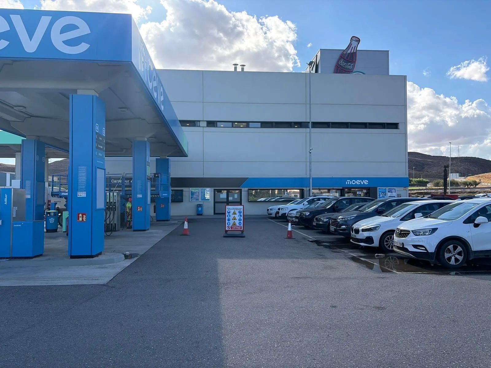Estación de servicio Moeve con la nueva imagen de día