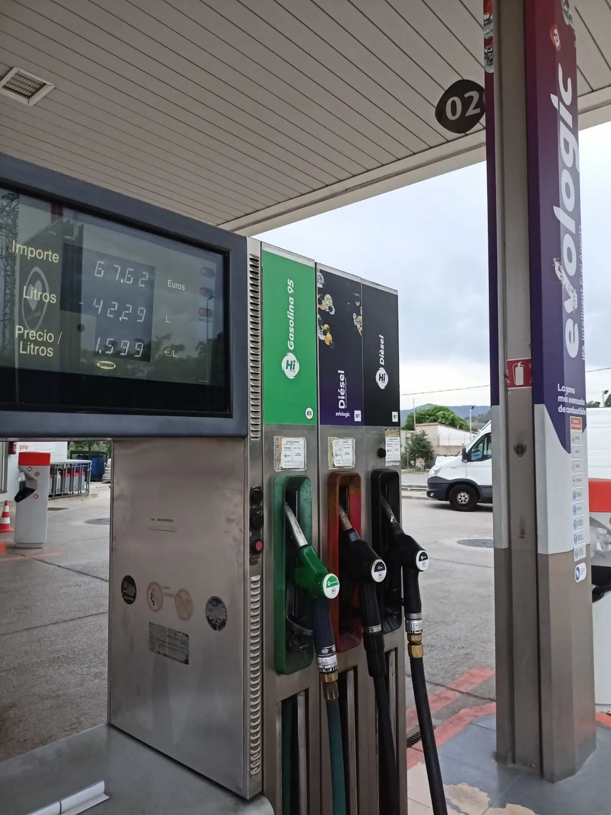 Surtidor de estación de servicio con la nueva imagen