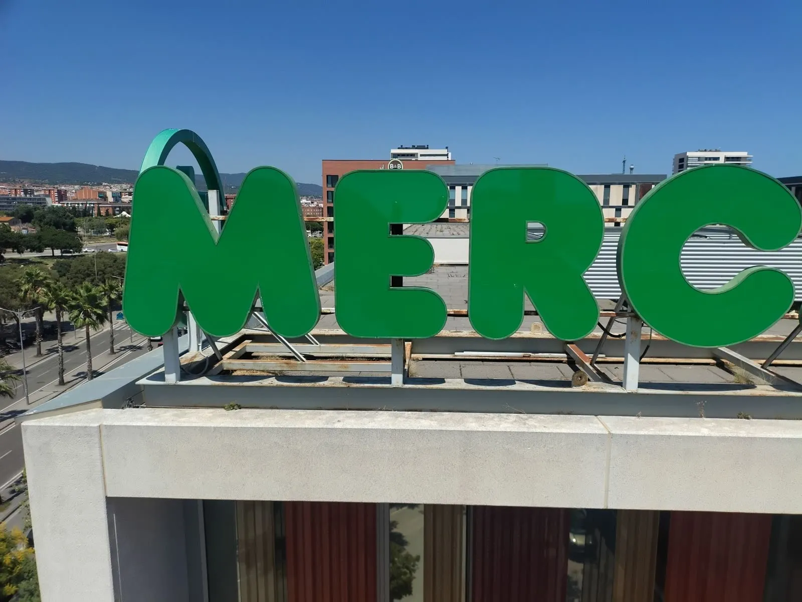 Letras corpóreas en la coronación de un supermercado Mercadona