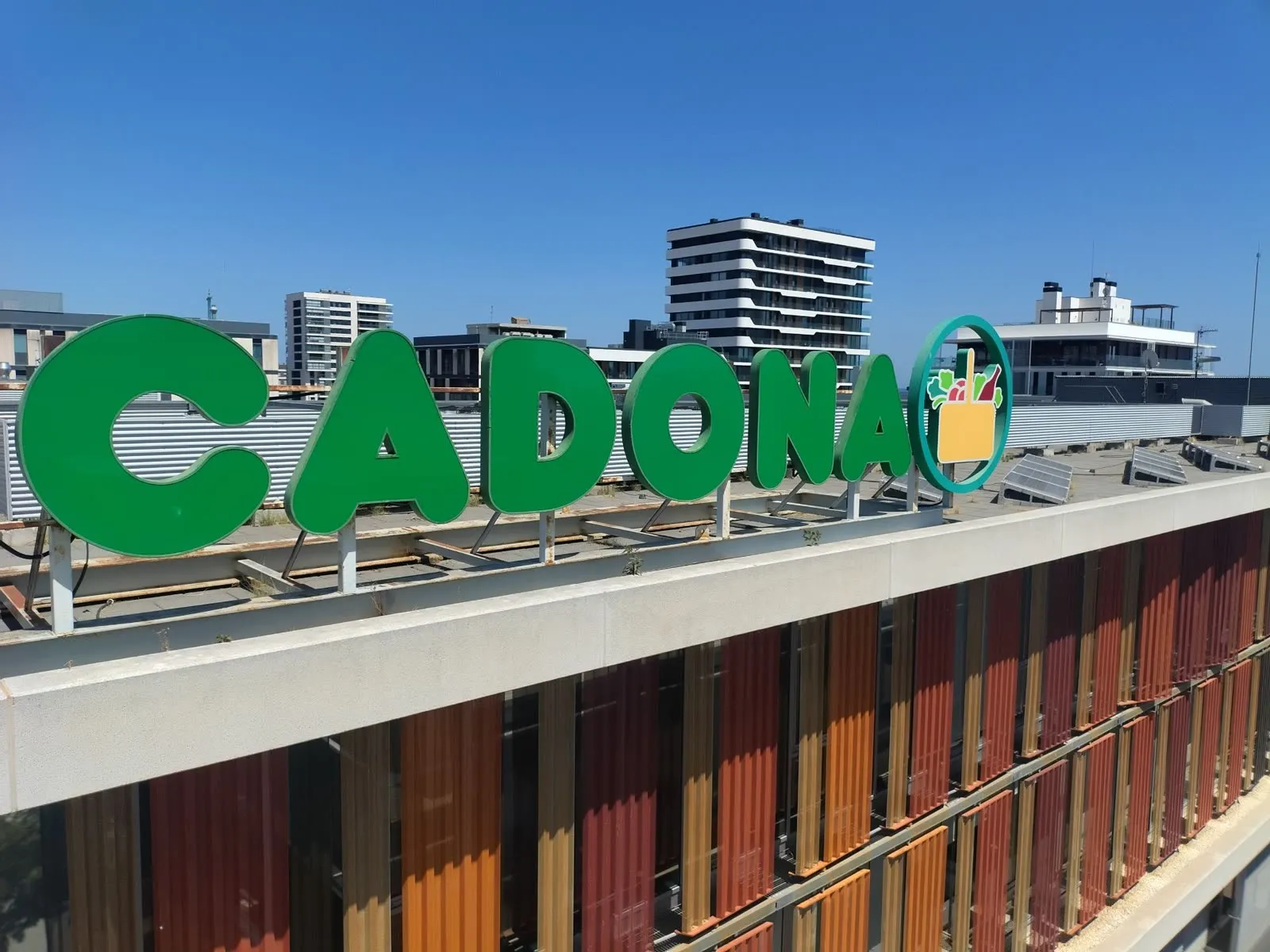 Letras de coronación Mercadona vistas desde la azotea