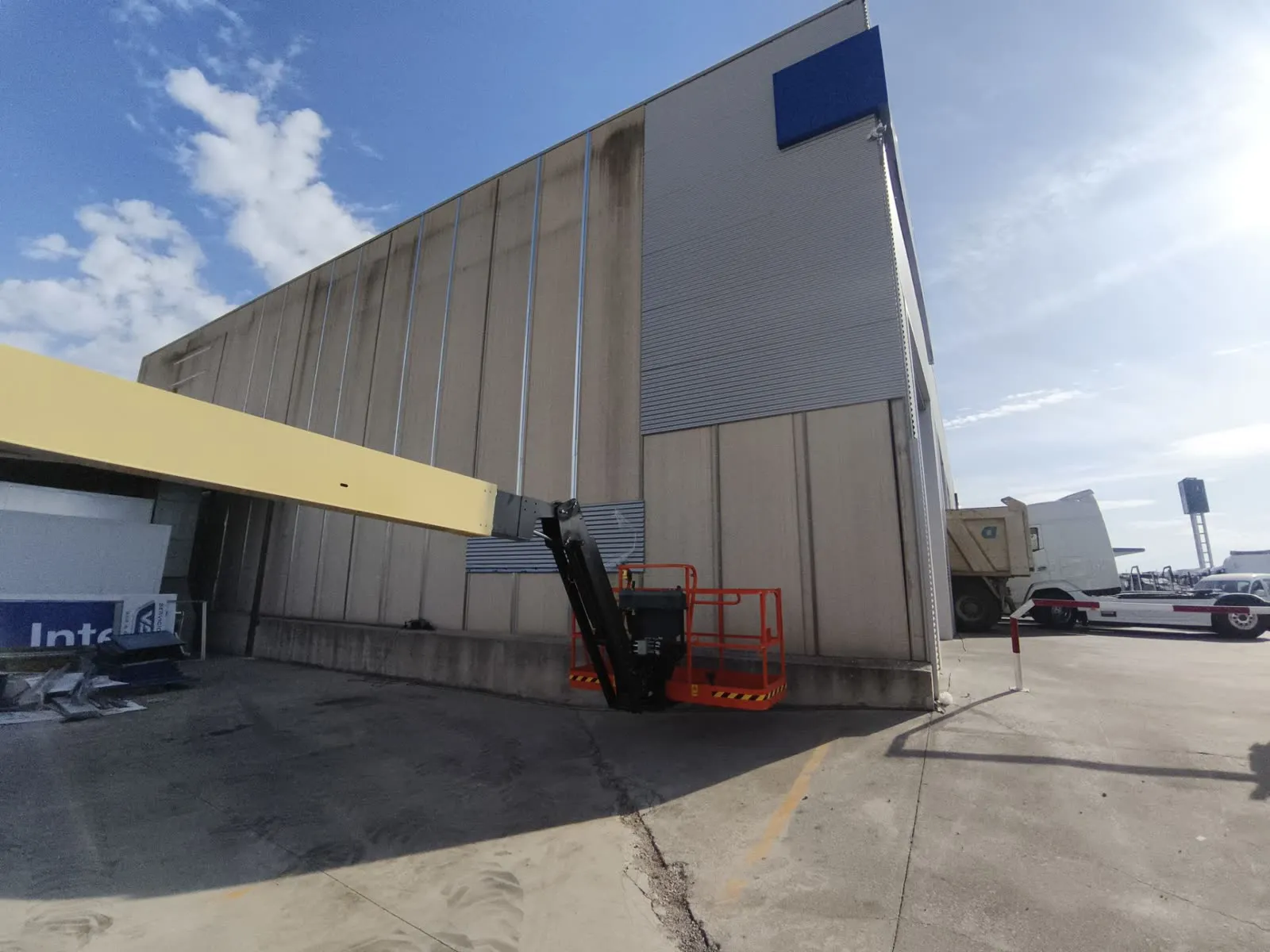 Montaje de rótulo en nave industrial con plataforma