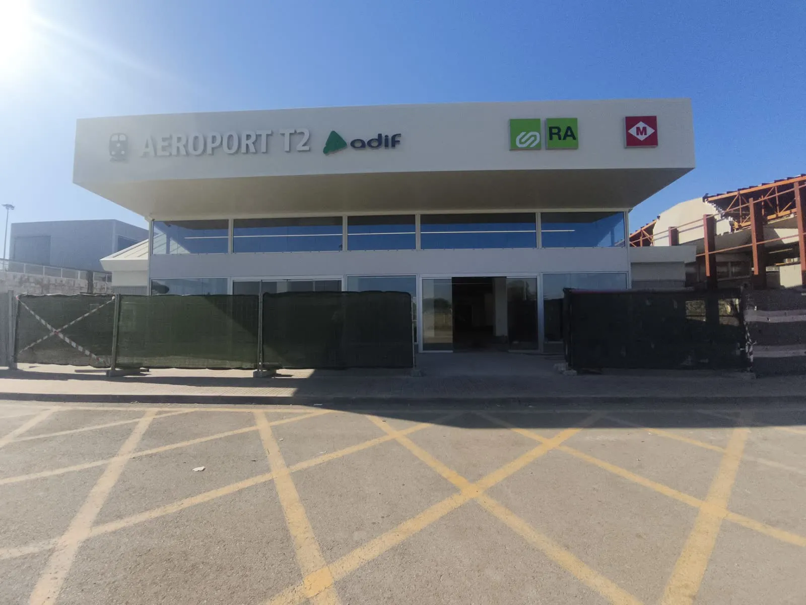 Rotulación de fachada en la estación Aeroport T2 de Adif
