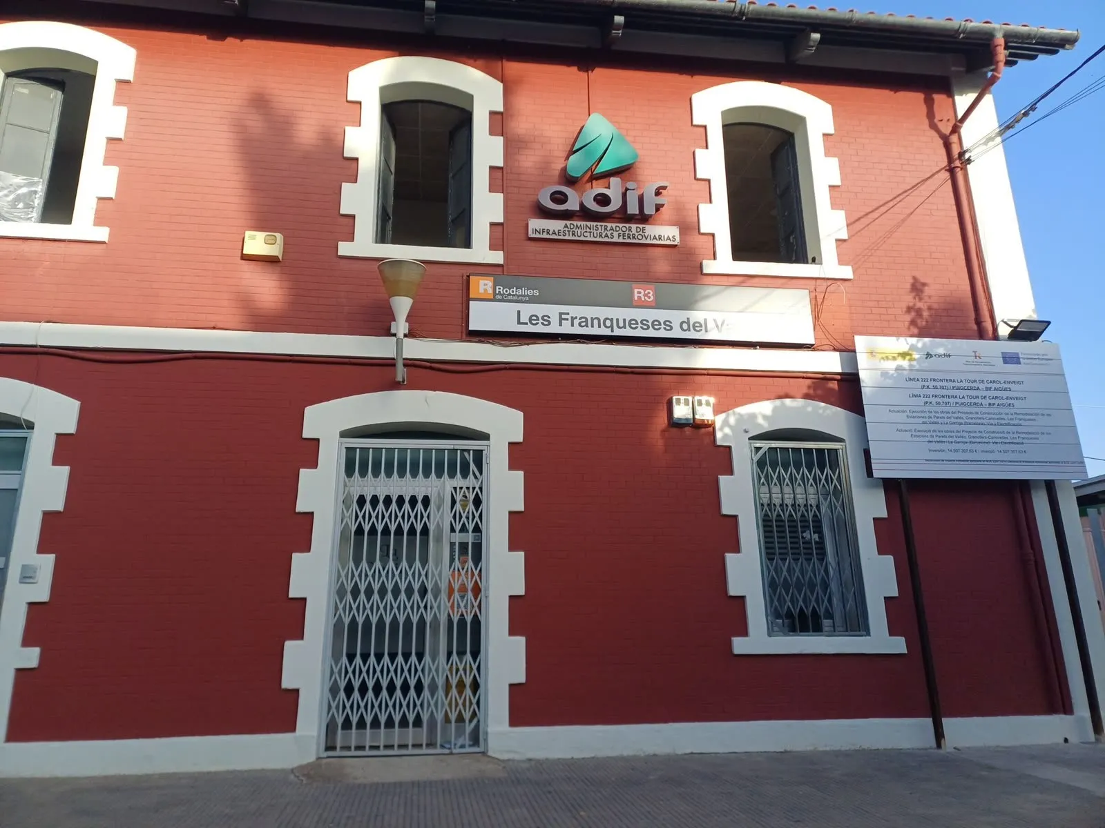 Rótulo en el edificio de la estación de Les Franqueses de Adif