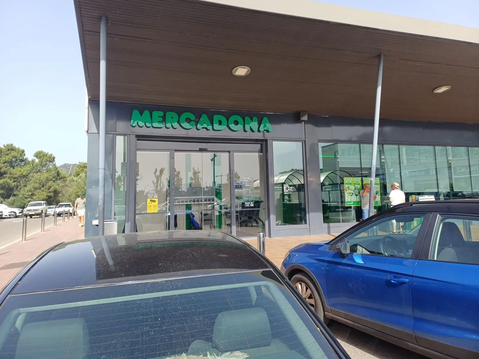 Rótulo en la entrada de un supermercado Mercadona