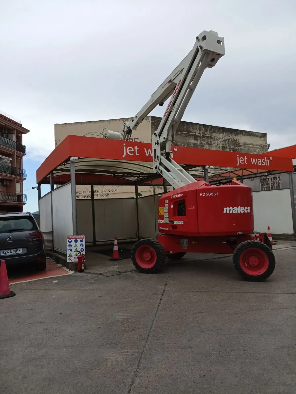 Montaje de rótulo de lavadero Jet Wash con plataforma