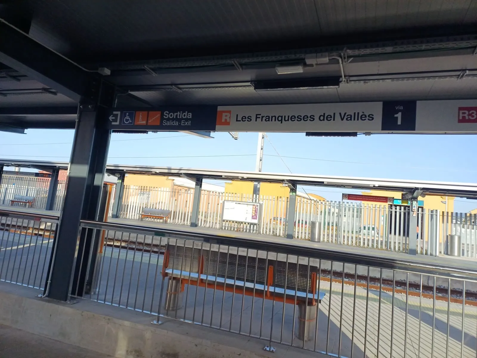Señalética en el andén de la estación de Les Franqueses del Vallès
