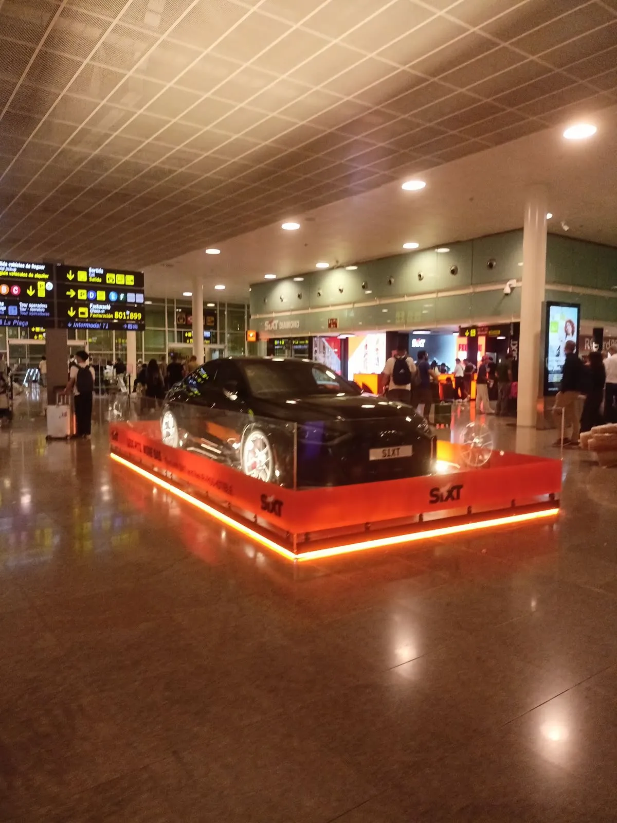 Stand de Sixt en aeropuerto con iluminación LED