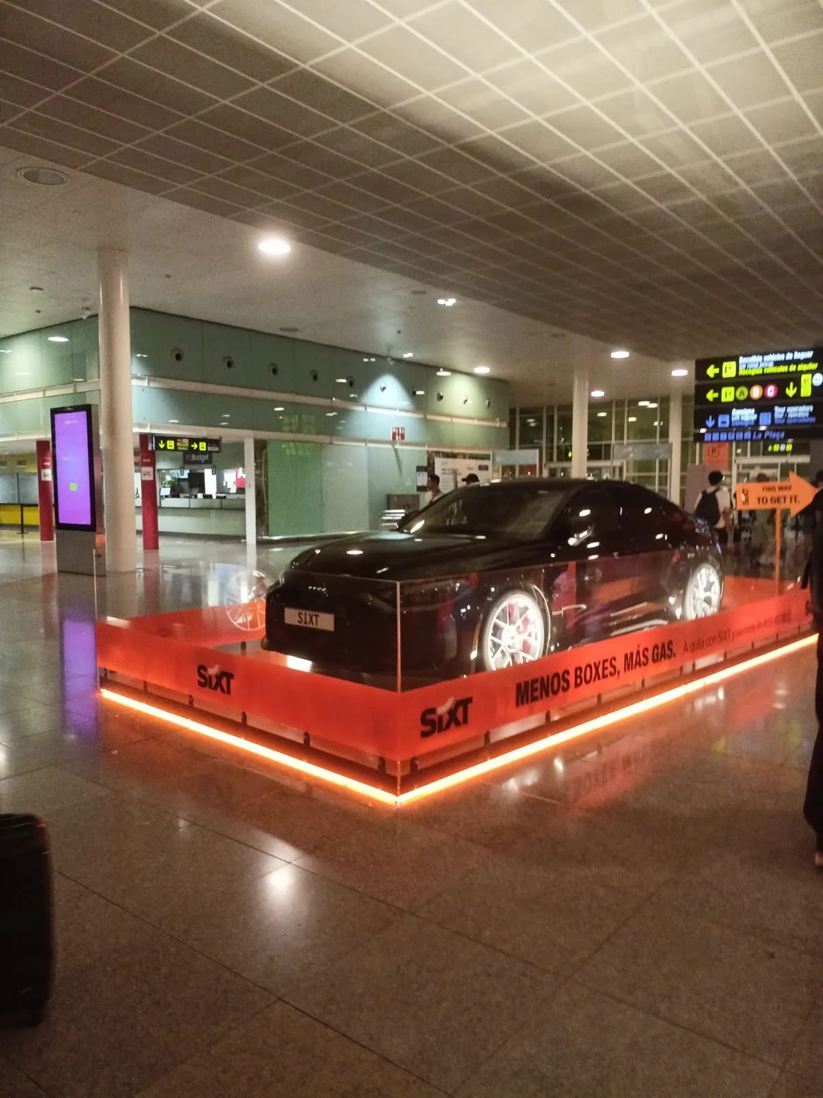 Stand de Sixt con podio iluminado por LED en un aeropuerto