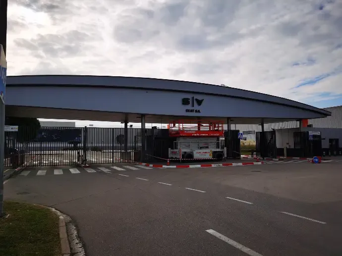 Marquesina de estación de servicio con la nueva imagen corporativa