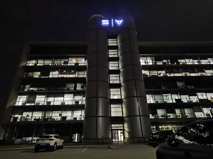 Iluminación instalada en una fachada corporativa