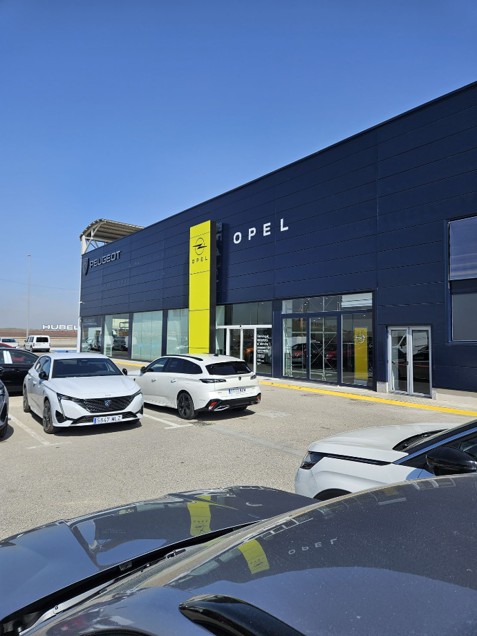 Imagen corporativa exterior de un concesionario Opel