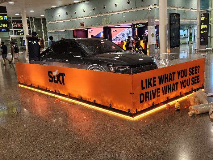 Rotulación e imagen de un stand Sixt en un aeropuerto