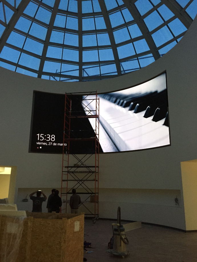Pantalla LED instalada en un espacio comercial
