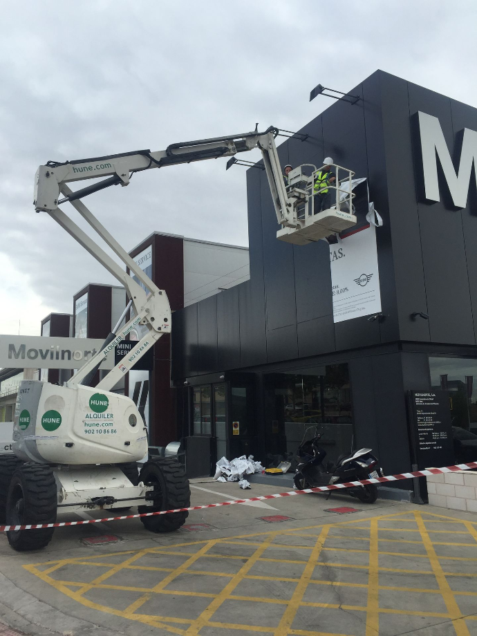 Instalación en altura sobre una fachada comercial