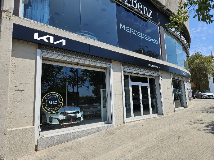 Imagen corporativa instalada en un concesionario Kia